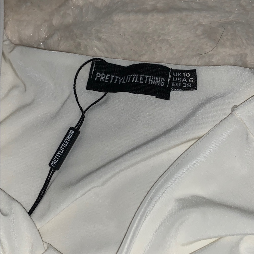 PrettyLittleThing Cut-Out Bodysuit - Picture 5 of 5